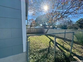 207 E Terra Alta Dr in San Antonio, TX - Foto de edificio - Building Photo