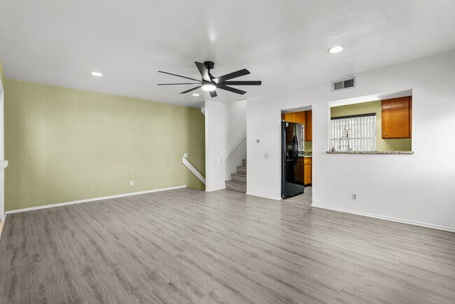 9346 N Van Nuys Blvd W in Los Angeles, CA - Building Photo - Building Photo