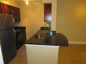 2871 N Oakland Forest Dr in Fort Lauderdale, FL - Building Photo - Building Photo