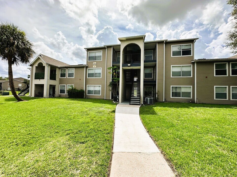 4760 Walden Cir in Orlando, FL - Building Photo