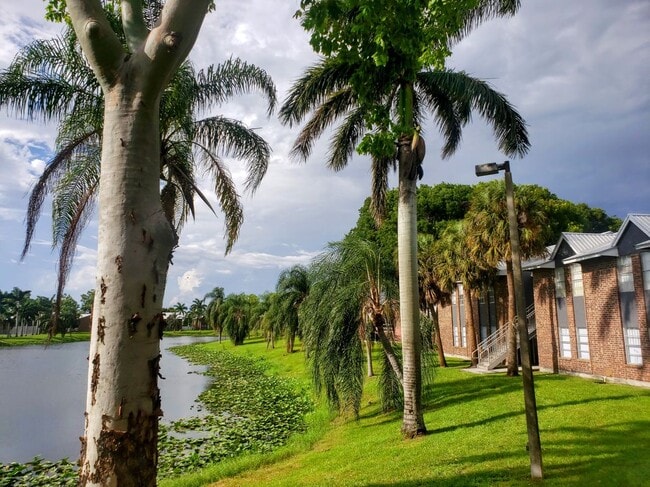2000 S Main St in Belle Glade, FL - Foto de edificio - Building Photo