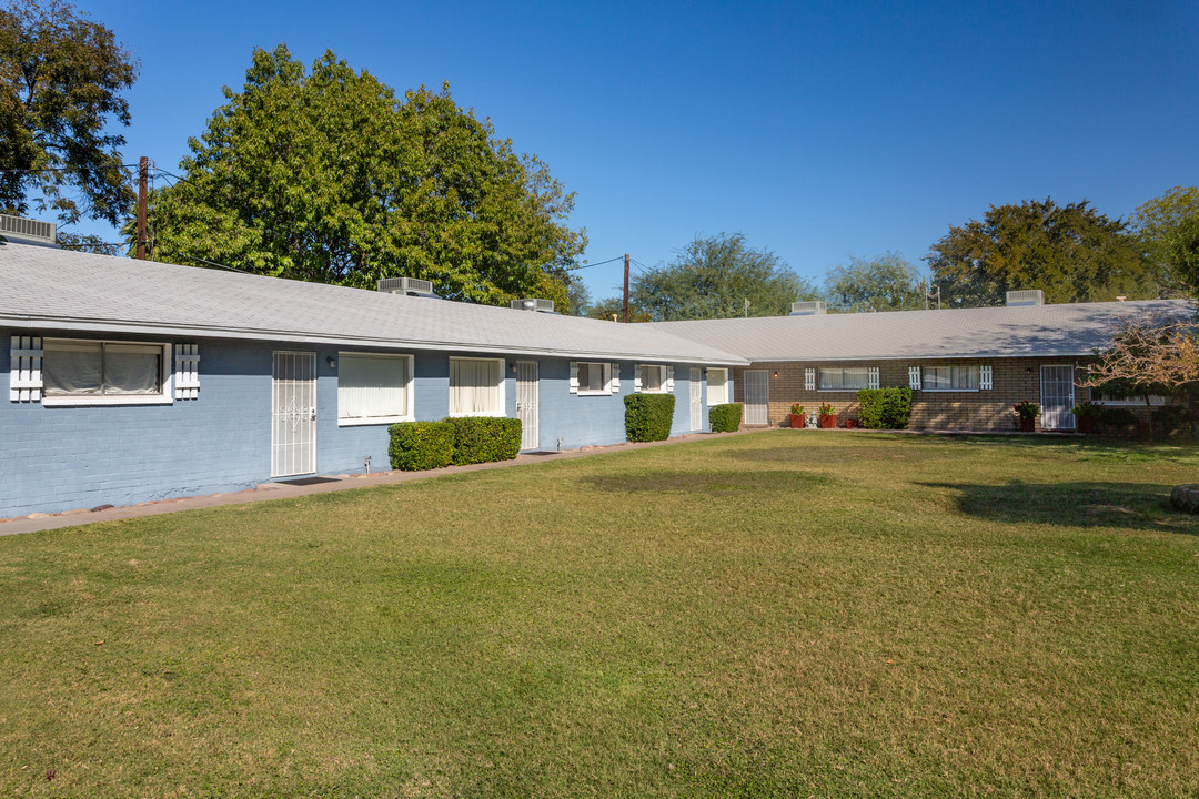 Olive Apartments in Mesa, AZ - Building Photo