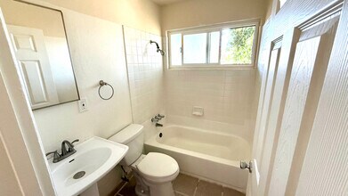 10100 Walnut St in Oakland, CA - Foto de edificio - Building Photo