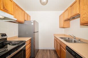 Canterbury Court Apartments in Sun Prairie, WI - Building Photo