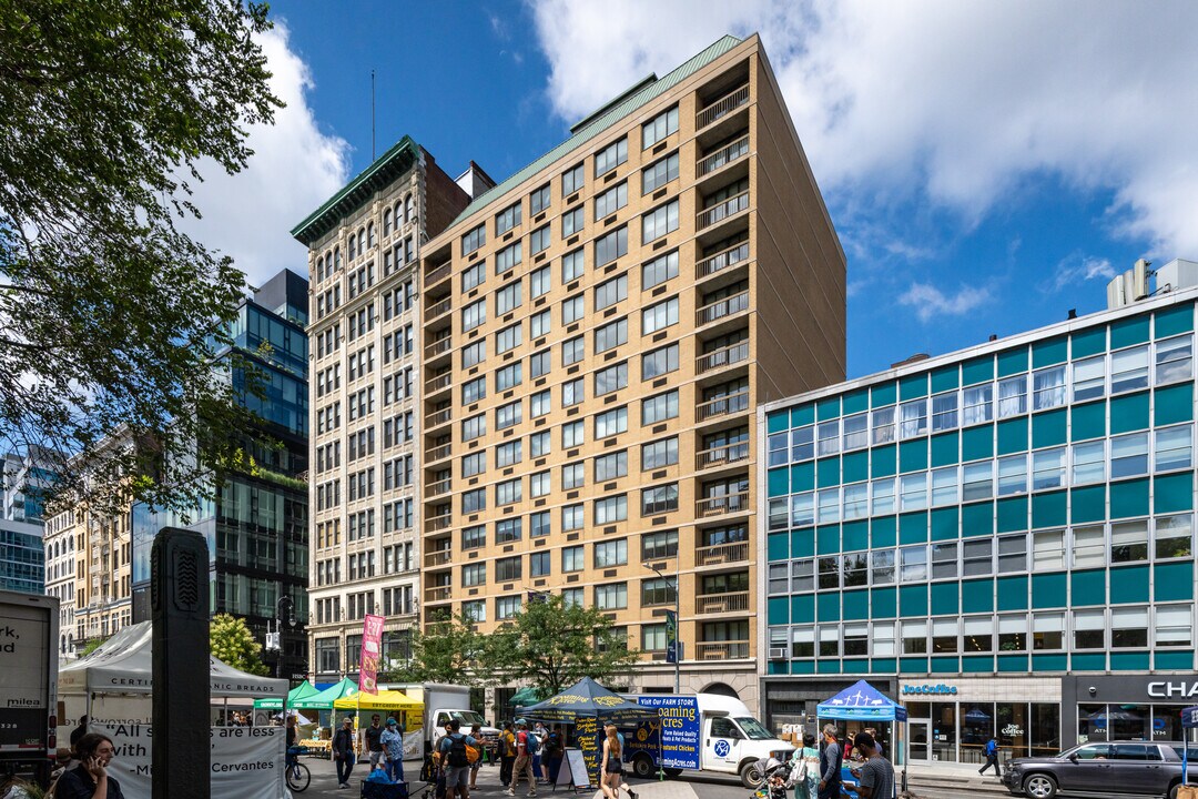 Carlyle Court in New York, NY - Building Photo