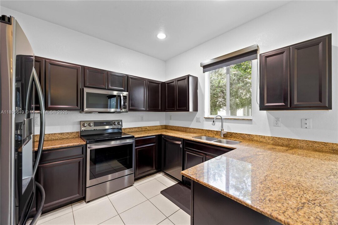 21416 NW 13th Pl in Miami Gardens, FL - Building Photo