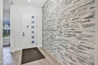 9755 Invention Ln in Jacksonville, FL - Foto de edificio - Building Photo