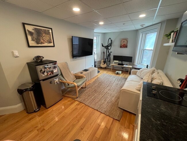 287 Newbury St, Unit 13 in Boston, MA - Foto de edificio - Building Photo
