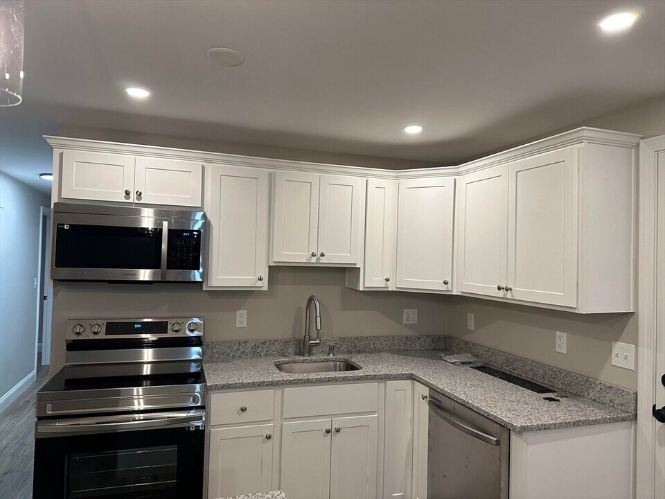 2143 Elm St in Dighton, MA - Building Photo