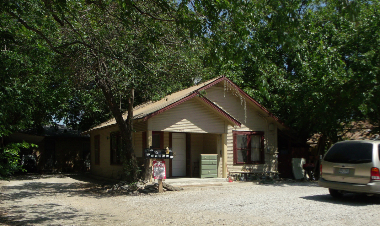 1607 Quintana Rd in San Antonio, TX - Foto de edificio