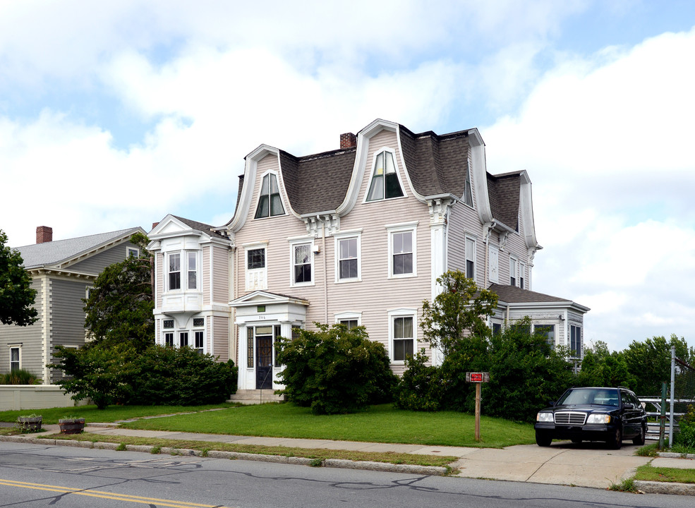 706 County St in New Bedford, MA - Building Photo