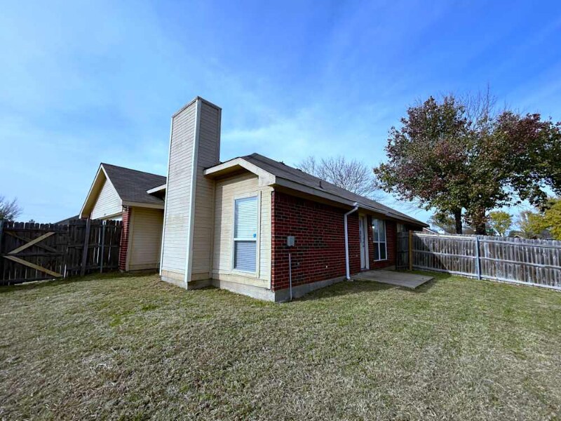 2811 St Martin Dr in Lancaster, TX - Building Photo