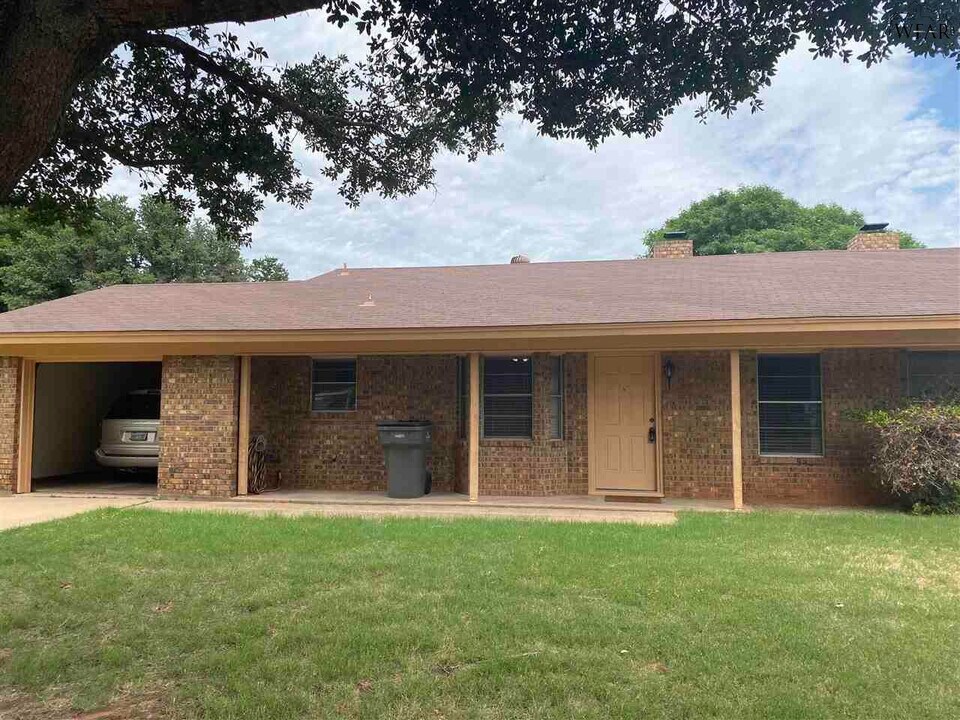215 Wyneth Dr in Wichita Falls, TX - Building Photo