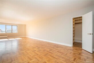 2 Washington Square in Larchmont, NY - Building Photo - Building Photo