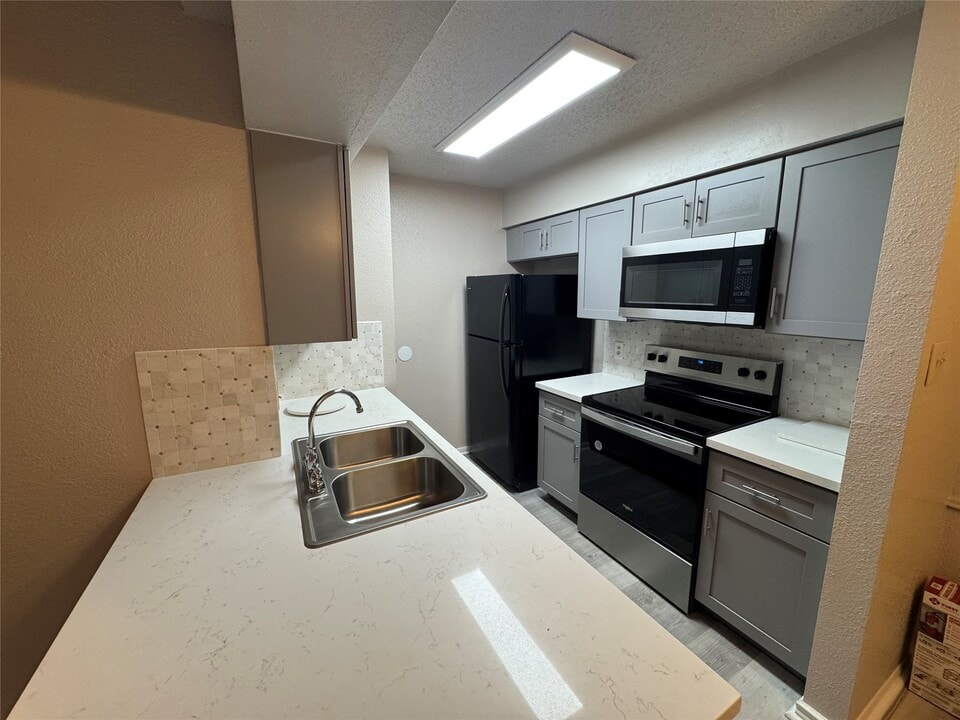 10101 S Gessner Rd in Houston, TX - Building Photo