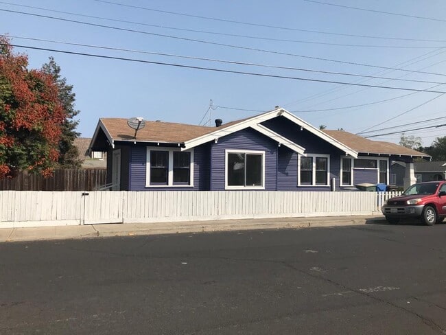 329 S Veach Ave in Manteca, CA - Building Photo - Building Photo