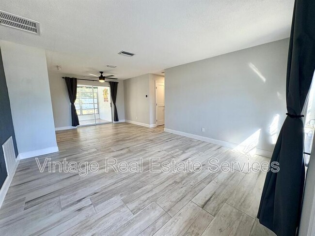 1074 S Woodbrook Drive South in Largo, FL - Building Photo - Building Photo