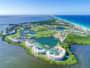 5799 NE Island Cove Way in Stuart, FL - Foto de edificio - Building Photo