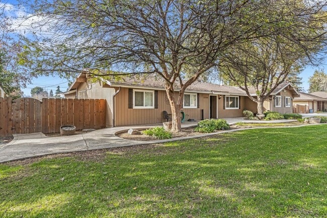12308 Trieste Dr in Madera, CA - Building Photo - Building Photo