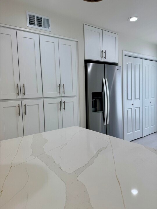 47965 Oasis Ct in Palm Desert, CA - Building Photo