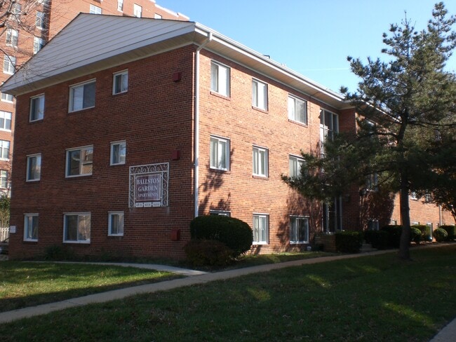 Ballston Garden Apartments in Arlington, VA - Foto de edificio - Building Photo