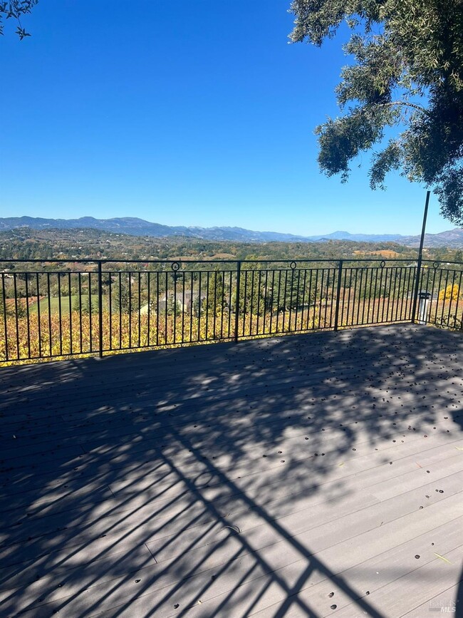 1085 Shadybrook Ln in Napa, CA - Foto de edificio - Building Photo