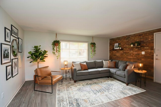 Chateau Apartments in Carrboro, NC - Foto de edificio - Building Photo