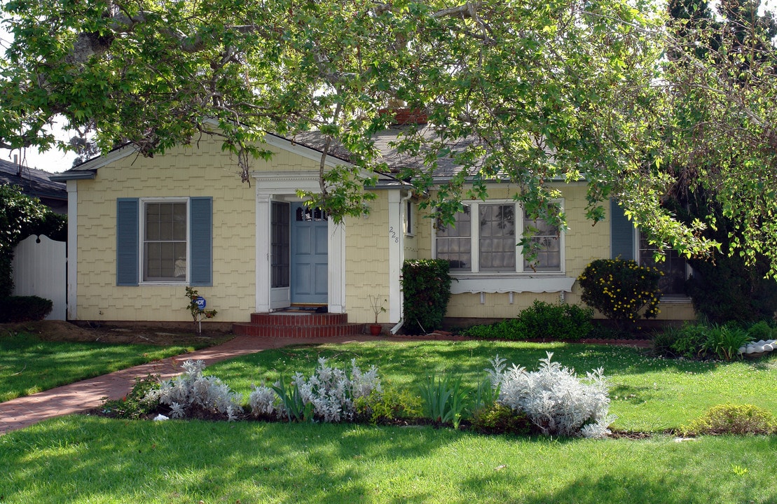 228 N Locust St in Inglewood, CA - Foto de edificio