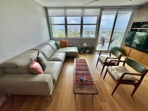 2150 Sans Souci Blvd in North Miami, FL - Foto de edificio - Building Photo