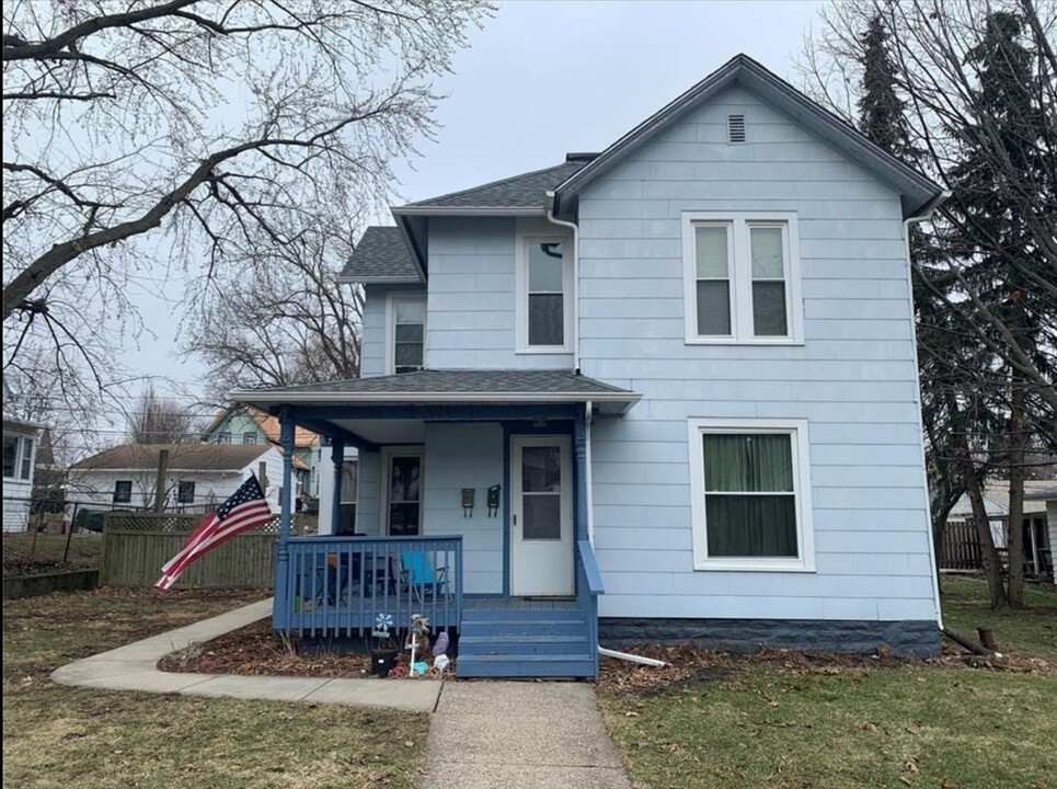 924 14th St, Unit First Floor in Marion, IA - Building Photo