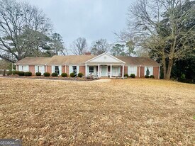 110 Pine St in Barnesville, GA - Building Photo