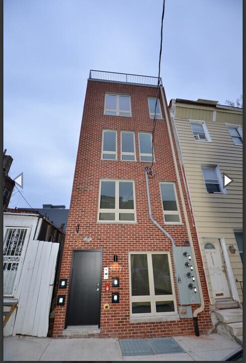 2437 W Thompson St in Philadelphia, PA - Building Photo