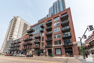 300 W Grand Ave, Unit 401 in Chicago, IL - Building Photo - Building Photo