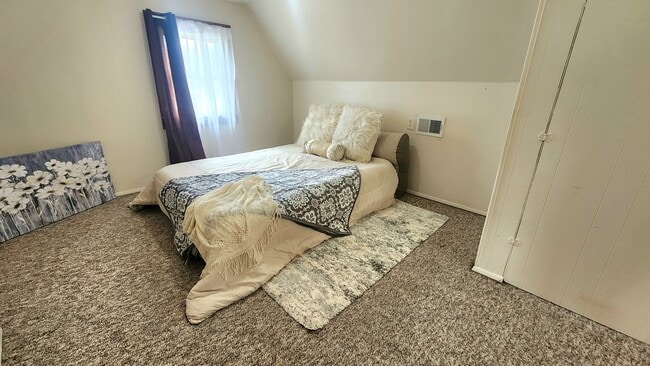 1036 Forest Ave in Burton, MI - Foto de edificio - Building Photo