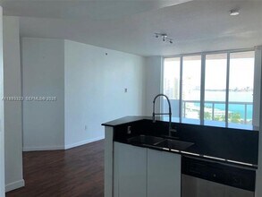 7900 Harbor Island Dr in North Bay Village, FL - Building Photo - Building Photo