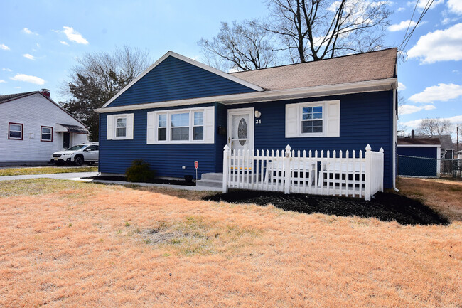 24 Woodbine Ave in Maple Shade, NJ - Foto de edificio - Building Photo