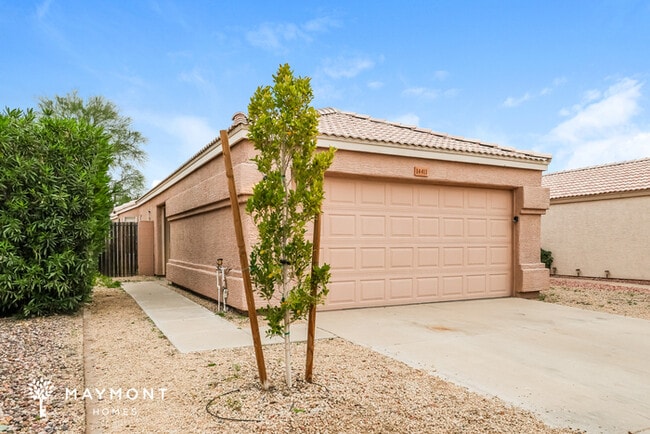14411 S 47th Pl in Phoenix, AZ - Foto de edificio - Building Photo