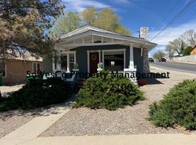 301 W Apache St in Farmington, NM - Building Photo