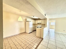 251 Palm Cir W, Unit 206 in Pembroke Pines, FL - Building Photo