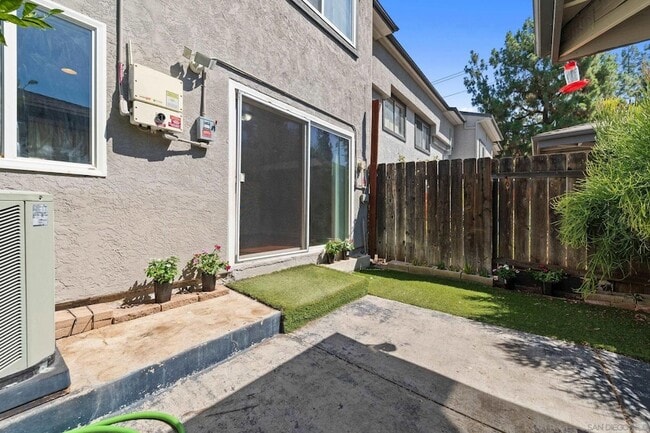 10638 Queen Jessica Ln in Santee, CA - Foto de edificio - Building Photo