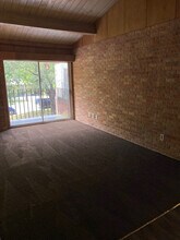 1014 Bois D'Arc St-Unit -1014-B in Lockhart, TX - Foto de edificio - Building Photo