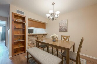 2201 Fountain View Dr in Houston, TX - Building Photo - Building Photo