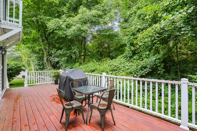 110 Weaver St in Greenwich, CT - Building Photo - Building Photo