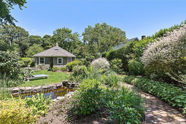 358 Old Stone Hwy in East Hampton, NY - Building Photo - Building Photo