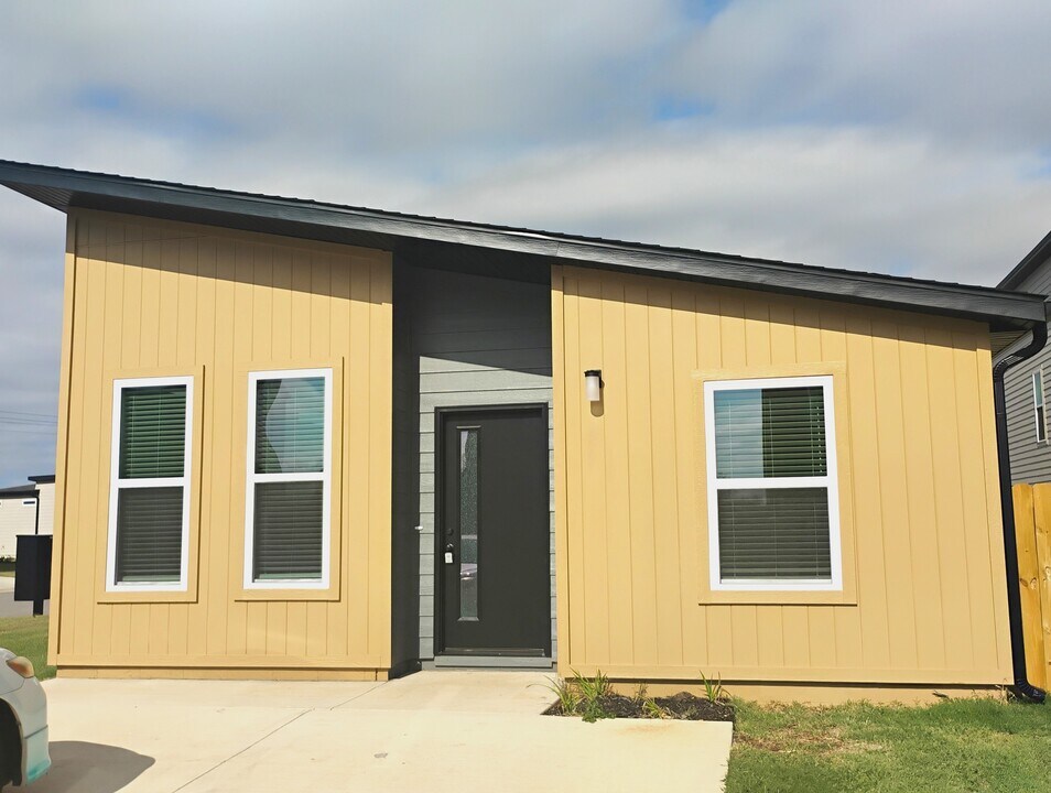 951 Reading RR Ln in Centerton, AR - Building Photo