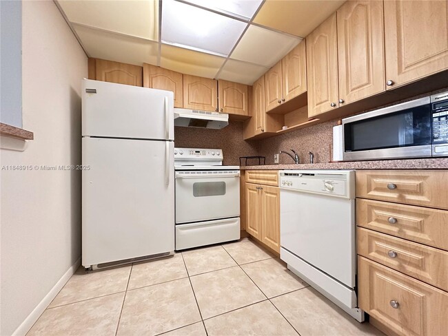 569 Fanshaw N in Boca Raton, FL - Building Photo - Building Photo