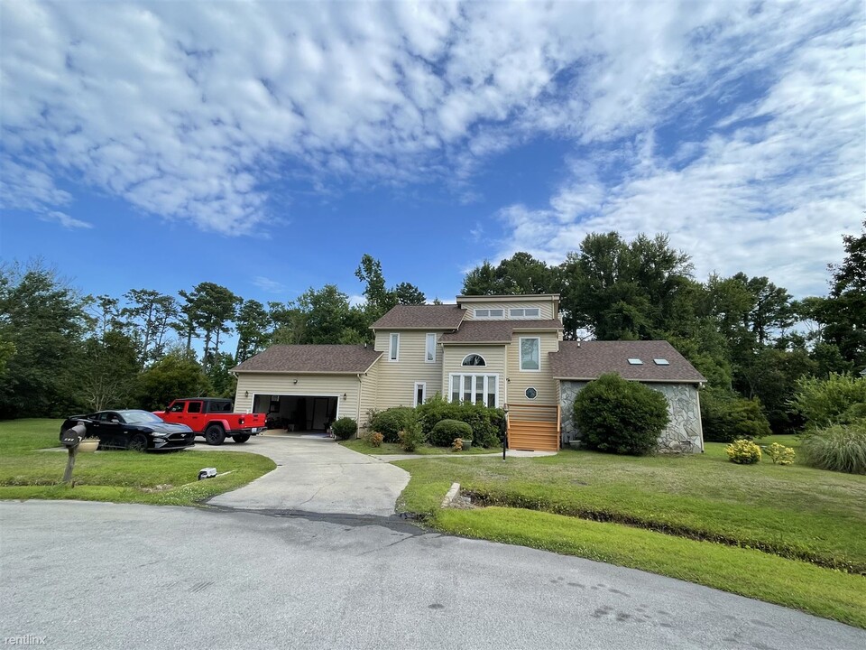 312 Eastchester Dr in Morehead City, NC - Building Photo