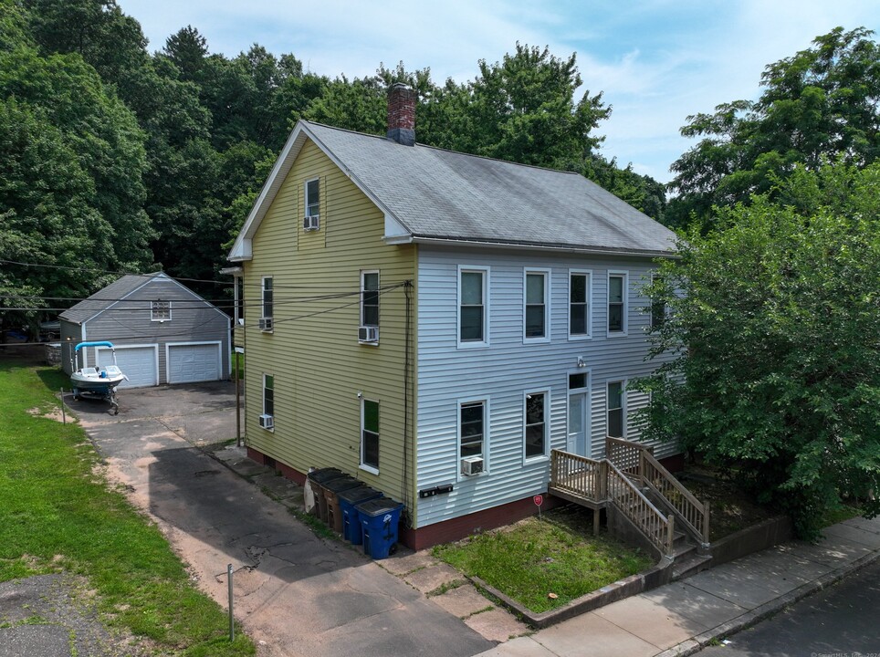 22 Thompson St in Vernon, CT - Building Photo