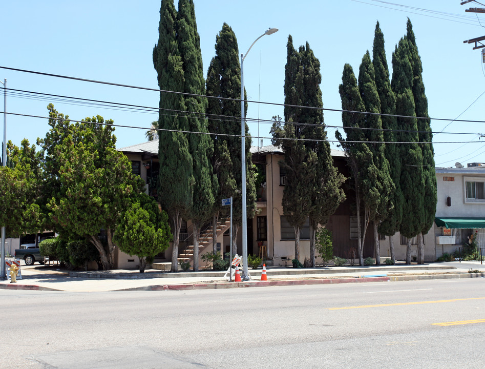 6870 Woodley Ave in Van Nuys, CA - Building Photo