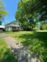 37 Middle St in Hadley, MA - Building Photo